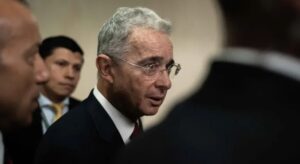 Vinculan a Álvaro Uribe con las Autodefensas Unidas de Colombia