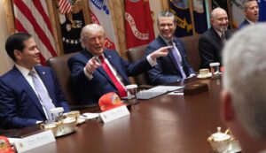 Donald Trump amenaza con “hacer volar a Omán”