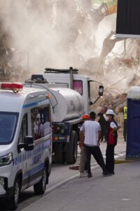 Cifra de víctimas fatales se eleva a 920con 3.360 heridos y más de 4 mil damnificados