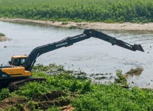 Maquinaria especializada para restablecer servicio de agua