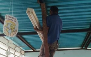 Comuna Alí Primera rehabilita alumbrado del CEI en La Guama