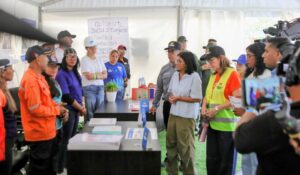 Nosotros seguimos aquí trabajando junto al pueblo