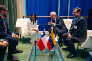 Diálogo y diplomacia son la víapara acercar a los pueblos