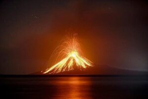 Erupción de Anak Krakatauamenaza el oeste de Indonesia