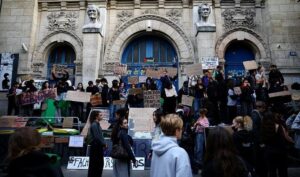 Miles de estudiantes siguen movilizados en Francia por reclamos educativos