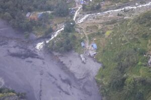 Inundación repentina de un río arrasa un pueblo en Nepal